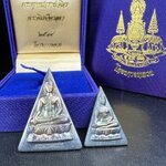 พระพุทธนวราชบพิตร พระพิมพ์จิตรลดา โครงการหลวง ปี2539 (พิมพ์ใหญ่+พิมพ์เล็ก) เนื้อเงินผิวเดิมขึ้นสีรุ่ง สวย แบบนิยมพร้อมกล่องบรรจุเดิม พิธีใหญ่ ปลุกเสกวัดพระแก้ว(1ชุด 2 องค์)