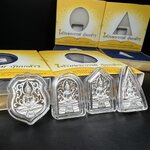 พระพุทธโสธร คุ้มเกล้าฯ ภปร.(ใต้ร่มพระบารมี คุ้มเกล้า) 60ปี รพ.ภูมิพลฯ พ.ศ.2552 เหรียญเนื้อเงิน ชุบทองคำขาว(พิมพ์ รูปอาร์ม+รูปใบมะขาม+รูปห้าเหลี่ยม+รูปสามเหลี่ยม)(1ชุด 4 พิมพ์ ครบทุกแบบที่จัดสร้าง)1 ใน 3000 เหรียญ ครบชุดหายาก