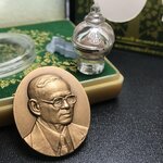 เหรียญพระบรมรูปหล่อพระบาทสมเด็จพระเจ้าอยู่หัว 84 พรรษา เนื้อทองแดงรมดำขัดวินอล พิมพ์กลาง(29*35 มม.)(บรรจุมวลสารจิตรลดา เส้นเกษา(เส้นผม)รัชกาลที่9 พระราชทาน)