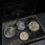 ชุดเหรียญที่ระลึกมหามงคลเฉลิมพระชนมพรรษา 5 รอบ ปี2530(บรรจุในกล่องสุดคลาสสิคมีนกอยู่ข้างใน)(หายาก)