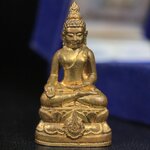 พระกริ่งไพรีพินาศ บรรจุเหล็กไหล ครั้งแรกและครั้งเดียวในประวัติศาสตร์ เฉลิมพระเกียรติ พระบาทสมเด็จพระเจ้าอยู่หัวรัชกาลที่9 พระชนมพรรษา 6 รอบ ปี2542 เนื้อสัมฤทธิ์(บรรจุเหล็กไหล)ดีนอก-ดีใน พิธีใหญ่ มวลสารเด่น (หายาก)***กล่องบรรจุเก่าชำรุดตามรูป***