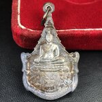 เหรียญพระพุทธญาณนเรศวร์ รุ่นแรก หลังพระปรมาภิไธย ภปร.และ สก.วัดญาณสังวราราม จ.ชลบุรี ปี 2527 เนื้อเงิน(ผิวเดิม ขึ้นรุ้งผิวน้ำทองกระจายทั่วเหรียญสวยมาก)ขนาด 2.3 x 3.8 ซม. พร้อมกล่องเดิม สมเด็จพระญาณสังวร ประธานในพิธีมหาพุทธาภิเษก(เนื้อเงินพบเจอน้อย หายาก)