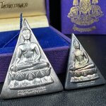 พระพุทธนวราชบพิตร พระพิมพ์จิตรลดา โครงการหลวง ปี2539 (พิมพ์ใหญ่+พิมพ์เล็ก) เนื้อเงินผิวเดิมขึ้นสีรุ่ง สวย แบบนิยมพร้อมกล่องบรรจุเดิม พิธีใหญ่ ปลุกเสกวัดพระแก้ว(1ชุด 2 องค์)