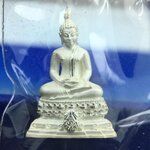 พระชัยวัฒน์พุทธสิหิงค์ ภปร. รุ่นสร้างหอพระธรรมศาสตร์ ปี2542 เนื้อเงิน(ผิวเดิม ซีนซองเดิม กล่องครบสวยสมบูรณ์) มหาพิธี 3วาระอันยิ่งใหญ่(ตอกโค๊ตและหมายเลข)1ใน 10000 องค์