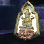 พระแก้วมรกต ภปร. ปี2547 จัดสร้างโดย รพ.ภูมิพลฯ เนื้อเงิน (3 กษัตริย์)เหรียญทรงซุ้ม ขนาด 20*33 มม.งดงามทรงคุณค่าอีกหนึ่งรุ่นยอดนิยม หายาก