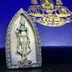 พระพุทธกาญจนพรสยามภูมิ ภปร. ปี 2539 เนื้อเงินพื้นทรายเงา(ผิวเดิมขึ้นรุ้งสวยมาก) พิมพ์ทรงใบขนุน ขนาด3.2ซม. พระพุทธรูปประจำพระชนมวาร รัชกาลที่9 ทรงโปรดเกล้าให้วิทยาลัยป้องกันราชอาณาจักร(วปอ.)สร้างในวโรกาสทรงครองสิริราชสมบัติครบ50ปี พ.ศ.2539(1ใน5000องค์)