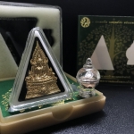 พระพุทธชินราช(จำลอง)ภปร. 84พรรษา เนื้อผงปิดทองด้านหน้า หลัง ภ.ป.ร. ทองคำ(พระราชทานมวลสาร จิตรลดาและเส้นพระเจ้า(เส้นผม))