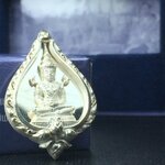 พระแก้วมรกต ภปร. ปี2547 จัดสร้างโดย รพ.ภูมิพลฯ เนื้อเงิน เหรียญทรงดอกบัว(1ใน3000องค์)