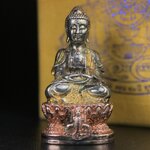 พระกริ่งจีน "ต้าเยิ่นถะ" ชุดกาญจนาภิเษกครองราชย์ 50 ปี วัดบวรนิเวศวิหาร ปี 2538 เนื้อเงินสามกษัตริย์ 99.99% สูง 3.8 ซม. (สภาพผิวสวยเดิมติดรุ้งๆ พิธีใหญ่ พุทธศิลป์งดงาม) สภาพสวยเดิมพร้อมกล่องบรรจุเดิม ***ตอกโค๊ดหมายเลข ๖๒๖๒***