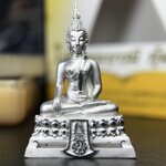 พระพุทธรูปคุ้มเกล้า ภปร.(ใต้ร่มพระบารมี คุ้มเกล้า) 60ปี โรงพยาบาลภูมิพลฯ พ.ศ.2552 เนื้อเงิน ชุบทองคำขาว(พิมพ์ใหญ่ขนาด 35.5*24 มม.)สภาพสวยเดิมพร้อมกล่องบรรจุเดิม ตอกโค๊ดหมายเลข ๘๒๒ หายาก(1ใน5000 องค์)