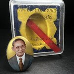 ล็อกเกตในหลวงรัชกาลที่9 ที่ระลึกครบ 25 ปี มูลนิธิศรีรัตนโกสินทร์ วัดสุทธาราม พ.ศ. 2550 พิมพ์ทรงวงรีรูปไข่เล็กฉากสีทอง หลังปิดแผ่นโลหะสีขาว(สแตนเลส)ฝังพระยอดธง(นิยม)