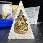 พระแก้วมรกต(จำลอง)ทรงเครื่องฤดูร้อน พระผงบูชา ด้านหน้าปิดทอง ด้านหลังตราฉลองสิริราชสมบัติครบ 60ปี เนื้อเงินขึ้นสีรุ้งธรรมชาติสร้างสรรค์งดงาม(รุ่นนี้ได้พระราชทานเส้นพระเจ้า(เส้นผม)รัชกาลที่9ในการจัดสร้าง)***องค์นี้พิเศษมองเห็นเส้นผมติดอยู่ด้านหลังชัดเจน***