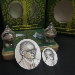 เหรียญพระบรมรูปหล่อพระบาทสมเด็จพระเจ้าอยู่หัว 84 พรรษา เนื้อเงินรมดำขัดวินอล พิมพ์ใหญ่+พิมพ์เล็ก(บรรจุมวลสาร จิตรลดา เส้นเกศาในหลวงรัชกาลที่9 พระราชทาน ลงในใจกลางเหรียญ)