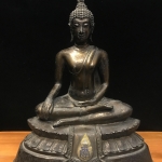 พระบูชา ตราสัญลักษณ์ ญสส. วัดบวรนิเวศราชวรวิหาร จัดสร้างโดยบริษัทเซ็นทรัล ขนาดหน้าตัก 5 นิ้ว