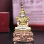 พระแก้วมรกต ภปร.(รุ่นแรก) ปี2545 จัดสร้างในมหาวโรกาส พระบาทสมเด็จพระเจ้าอยู่หัวรัชกาลที่ 9 ครบรอบ 75 พรรษา และฉลองกรุงรัตนโกสินทร์ครบ 220 ปี พิมพ์ลอยองค์ใหญ่ เนื้อเงินบริสุทธิ์ 92.5%(สามกษัตริย์) ขนาด 19*35 มม. พร้อมกล่อง สวยครบสมบูรณ์(องค์หมายเลข ๒๐๐)