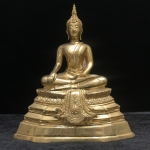 พระบูชาพระพุทธศิรมงคล ภปร. วัตถุมงคลคุ้มเกล้าปี2524 ของมูลนิธิคุ้มเกล้า โรงพยาบาลภูมิพลจัดสร้าง ขนาดหน้าตัก5นิ้ว(ในหลวงรัชกาลที่9 ทรงจุดไฟพระฤกษ์และเททอง)