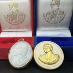 พระบรมฉายาลักษณ์ ร.9 เหรียญหยกรูปไข่เลี่ยมทองคำแท้(งานเลี่ยมเดิมจากผู้จัดสร้าง)+พระบรมฉายาลักษณ์ เหรียญคชสารหมื่นปี ร.9 หน้ากากทองคำ เฉลิมพระเกียรติ 72 พรรษา ภูมิพลมหาราช ปี 2542(1ชุด2องค์)(อีกหนึ่งวัตถุมงคลที่ระลึกของพระองค์ท่านที่พบเจอหายากมากในปัจุบัน)