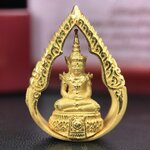 พระแก้วมรกต ภปร.(รุ่นแรก) ปี2545 รุ่นฉลองกรุงรัตนโกสินทร์ครบ 220 ปี พิมพ์ลอยองค์ทรงหยดน้ำ เนื้อทองคำบริสุทธิ์ 96.5%(11 กรัม) ขนาด 18*27 มม. พร้อมกล่องเดิมสวยครบสมบูรณ์(องค์หมายเลข ๙๙)(หมายเลขมงคลเจริญก้าวหน้าในทุกๆด้าน)สุดยอดมงคลแผ่นดินที่ควรเก็บรักษา