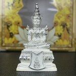 พระแก้วมรกต(จำลอง)ลอยองค์ ขนาดหน้าตัก 1/2 นิ้ว ทรงเครื่องฤดูร้อน เนื้อเงิน ตราสัญลักษณ์ฉลองสิริราชสมบัติ ครบ 60 ปี พ.ศ.2549(สภาพสวย ครบ สมบูรณ์))