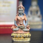 พระกริ่งอวโลกิเตศวร ( เจ้าแม่กวนอิม ) วัดโพธิ์แมนคุณาราม รุ่นอุดมโภคทรัพย์ พ.ศ.2539 เนื้อเงิน 3 กษัตริย์ พ่นทราย(ผิวเดิม ขึ้นสีรุ้งธรรมชาติ แบบนิยม เสน่ห์ของพระเนื้อเงิน) (พร้อมกล่องบรรจุการ์ดใบรับรองเดิมครบ) (อีกหนึ่งรุ่นยอดนิยม พุทธศิลป์สวยงดงาม)