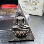 พระกำลังแผ่นดิน (สมเด็จจิตรลดา2) จัดสร้างเฉลิมพระเกียรติ ร.9 ครองราชย์ 50 ปี 2539 เนื้อนวโลหะ(สร้างน้อยหายาก)พร้อมกล่องบรรจุเดิมครบสมบูรณ์(1ใน2539องค์)