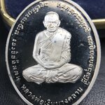เหรียญหลวงพ่อเงิน – กรมหลวงชุมพรฯ วัดบางคลาน เหรียญไข่สองหน้า เนื้อเงิน 99.99% ขัดเงา ขนาดสูง 3.1 ซม. ประกอบพิธีมหาพุทธาภิเษก ณ อุโบสวัดหิรัญญาราม(วังตะโก) บางคลาน จ.พิจิตร เมื่อวันอังคารที่ 3 มี.ค.2541( เหรียญออกโดยโรงงานกษาปณ์ เพิร์ธ ประเทศออสเตรเลีย )