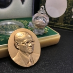 เหรียญพระบรมรูปหล่อพระบาทสมเด็จพระเจ้าอยู่หัว 84 พรรษา เนื้อทองแดงรมดำขัดวินอล พิมพ์กลาง(29*35 มม.)(บรรจุมวลสาร จิตรลดา เส้นเกษา พระราชทาน)