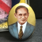 ล็อกเกตในหลวงรัชกาลที่9 ที่ระลึกครบ 25 ปี มูลนิธิศรีรัตนโกสินทร์ วัดสุทธาราม พ.ศ. 2550 พิมพ์ทรงวงรีรูปไข่ใหญ่ ฉากสีทอง หลังปิดแผ่นทองคำ ฝังพระยอดธง บรรจุมวลสารจิตรลดาและเกศาในหลวง ร.9 (หมายเลข 3)(นัมเบอร์สวยเลขตัวเดียว)(นิยมหายากสุด)(1 ใน 422 องค์)