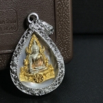 พระพุทธชินราช ภปร. โครงการ "เพราะแผ่นดินนี้ คือ แผ่นดินเกิด" ปี2548(รุ่นแรก) เหรียญทรงหยดน้ำ ขนาด 21 x 31 มม. เนื้อเงินสามกษัตริย์