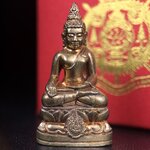 พระกริ่งไพรีพินาศ บรรจุเหล็กไหล ครั้งแรกและครั้งเดียวในประวัติศาสตร์ เฉลิมพระเกียรติ พระบาทสมเด็จพระเจ้าอยู่หัวรัชกาลที่9 พระชนมพรรษา 6 รอบ ปี2542 เนื้อสัมฤทธิ์(บรรจุเหล็กไหล)ดีนอก-ดีใน พิธีใหญ่ มวลสารเด่น(พิเศษกรรมการ ตอก 2 โค๊ต หมายเลข ๑๕๙๓)หายาก