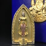 พระพุทธกาญจนพรสยามภูมิ ภปร. ปี 2539 เนื้อเงินสามกษัตริย์พื้นทรายเงา(ผิวเดิมสวย) พิมพ์ทรงใบขนุน ขนาด3.2ซม. พระพุทธรูปประจำพระชนมวาร รัชกาลที่9 ทรงโปรดเกล้าให้วิทยาลัยป้องกันราชอาณาจักร(วปอ.)สร้างในวโรกาสทรงครองสิริราชสมบัติครบ50ปี พ.ศ.2539(1ใน5000องค์)