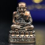 รูปเหมือนหล่อลอยองค์หลวงปู่ทวด รุ่น 111ปี กระทรวงกลาโหม เนื้อนวโลหะรมดำ-ปัดเงา ปี2540 พิธีใหญ่ เข้มขลัง นิยม พร้อมกล่องบรรจุเดิม(คัดสภาพสวยผิวเทพๆผิวรุ้งๆ)ทั้งพิธีทั้งพุทธศิลป์ทรงคุณค่าอีกหนึ่งรุ่นยอดนิยม