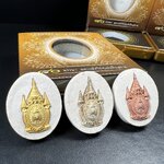 เหรียญรูปหล่อพระบาทสมเด็จพระเจ้าอยู่หัวในหลวงทรงงาน“รุ่นเย็นศิระเพราะพระบริบาล 80พรรษา มหากษัตริย์คู่แผ่นดินสยาม” พ.ศ.2550 เนื้อผง พุทธคุณ (ผงจิตรลดาพระราชทาน)ด้านหลังสัญลักษณ์ 80พรรษา เนื้อทองคำ+เงิน+ทองแดง(ขนาด27*35 มม.)พร้อมกล่องบรรจุเดิมครบ(1ชุด3องค์)