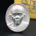 เหรียญรูปเหมือนพระญาณวิทยาคมเถร (หลวงพ่อคูณ ปริสุทโธ)ชุดกาญจนาภิเษกครองราชย์ครบ 50 ปี เนื้อเงิน วัดบวรนิเวศวิหาร ปี พ.ศ. 2538(จัดสร้างได้เหมือนหลวงพ่อคูณมาก มีรายละเอียดและความคมชัดสูง ลูกศิษย์ท่านไม่ควรพลาด วิจิตรศิลป์และพุทธศิลป์งดงาม)พิธีใหญ่