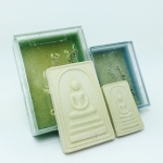 สมเด็จอรหัง ปี 19 หลังลายเซ็น สมเด็จพระญาณสังวร วัดบวรนิเวศวิหาร (ด้านหลังมีเส้นพระเกศาของพระสังฆราช) พิมพ์ใหญ่+พิมพ์เล็ก สภาพสวยมาก พร้อมกล่อง