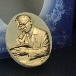 รูปหล่อพระบาทสมเด็จพระเจ้าอยู่หัว(ทรงงาน) ภปร. โครงการ เพราะแผ่นดินนี้คือแผ่นดินเกิด ปี2551 เนื้อผง ด้านหน้าปิดทอง หลัง ภ.ป.ร. ปิดทอง (มวลสารพระราชทานเส้นพระเจ้า (เส้นผม) ของพระบาทสมเด็จพระเจ้าอยู่หัวรัชกาลที่9