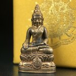 พระกริ่งไพรีพินาศ บรรจุเหล็กไหล ครั้งแรกและครั้งเดียวในประวัติศาสตร์ เฉลิมพระเกียรติ พระบาทสมเด็จพระเจ้าอยู่หัวรัชกาลที่9 พระชนมพรรษา 6 รอบ ปี2542 เนื้อสัมฤทธิ์(บรรจุเหล็กไหล)ดีนอก-ดีใน พิธีใหญ่ มวลสารเด่น(พิเศษกรรมการ ตอก 2 โค๊ต หมายเลข ๘๑๓)หายาก