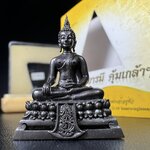 พระพุทธรูปคุ้มเกล้าฯ ภปร.(ใต้ร่มพระบารมี คุ้มเกล้า) 60ปี รพ.ภูมิพลฯ พ.ศ.2552 เนื้อนวโลหะ รมดำ(พิมพ์ใหญ่ขนาด 35.5*24 มม.)