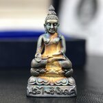 พระกริ่งไพรีพินาศ วัดบวรนิเวศวิหาร ปี2538 การไฟฟ้าส่วนภูมิภาคจัดสร้าง เนื้อเงิน(สภาพผิวเดิม ขึ้นสีรุ้งธรรมชาติ สีสวยรุ้งไข่แบบนิยม)พร้อมกล่องบรรจุเดิมและการ์ดใบรับรองเดิมครบสมบูรณ์ หมายเลข ๖๙๖๗