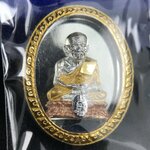 สมเด็จหลวงปู่ทวด วัดช้างให้ รุ่น เฉลิมพระเกียรติ ตราสัญลักษณ์ มวก. พิมพ์รูปไข่เนื้อเงิน-สามกษัตริย์ ปี 2544 พิธีพุทธาภิเษกใหญ่ ณ อุโบสถวัดช้างให้และอุโบสถวัดพระศรีรัตนศาสดาราม ( วัดพระแก้ว )โดยนิมนต์เกจิชื่อดังสายใต้ทั้งหมดจำนวน 108 รูป(องค์หมายเลข 2950)