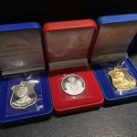 เหรียญมิ่งมหามงคล เฉลิมพระชนมพรรษา 6 รอบในหลวงรัชกาลที่9 ปี 2542 (1ชุด3เหรียญ)สภาพสวย