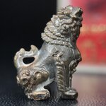 สิงห์เจ้าพ่อดำ วัดบุพพาราม จ.เชียงใหม่ ปี 2518 เนื้อนวโลหะ(ตอก 2 โค๊ต)หายาก(สภาพผิวเดิมสวยเดิมกล่องครบ) สิงห์รุ่นนี้มีพิธีดีมีเกจิอาจารย์ที่ร่วมปลุกเสกมากมาย****เครื่องราง ที่พระบาทสมเด็จพระเจ้าอยุ่รัชกาลที่ ๙ ทรงเสด็จฯประกอบพิธีด้วยพระองค์เอง