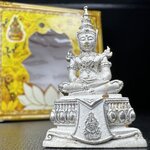 พระแก้วมรกต(จำลอง)ลอยองค์ ขนาดหน้าตัก 1/2 นิ้ว ทรงเครื่องฤดูร้อน เนื้อเงิน ตราสัญลักษณ์ฉลองสิริราชสมบัติ ครบ 60 ปี พ.ศ.2549(สภาพสวย ครบ สมบูรณ์))