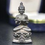 พระกริ่งปรมานุชิตชิโนรส วัดพระเชตุพนวิมลมังคลาราม(วัดโพธิ์) ปี 2533 เนื้อนวโลหะ ( ในหลวงรัชกาลที่9เสด็จเททอง)พิธีใหญ่ งดงามด้วยพุทธศิลป์เปี่ยมด้วยพุทธคุณ อีกหนึ่งรุ่นที่แนะนำสะสมบูชา(องค์หมายเลข 2583)เลขสวยผลรวมได้9...เจริญก้าวหน้าในทุกๆด้าน