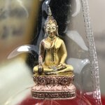 พระชัยวัฒน์พระพุทธนวราชบพิตร ครองสิริราชสมบัติครบ 50 ปี พ.ศ.2540 ขนาดสูง 1.9 ซม. เนื้อเงินสามกษัตริย์(ผิวเดิม)(ซีนซองเดิม) พร้อมกล่องบรรจุเดิมครบสมบูรณ์ 1ใน 9500 องค์(พุทธนวราชบพิตร นิมิตรหมายแห่งความสามัคคี ด้วยไมตรีแห่งองค์พระภูมิพล)