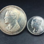 เหรียญพระบรมรูปคุ้มเกล้า รพ.ภูมิพล ปี2522 เนื้อเงิน พิมพ์ใหญ่+พิมพ์เล็ก(1ชุด รวม 2เหรียญ ครบชุดเนื้อเงินหายาก) คัดสภาพสวยเดิม(ในหลวงรัชกาลที่9 ทรงจุดไฟพระฤกษ์และเททอง พิธีใหญ่)ยอดนิยมหายาก