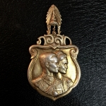 เหรียญที่ระลึกในการเสด็จพระราชดำเนินเยือนสหรัฐอเมริกาและทวีปยุโรป พิมพ์เสมาเนื้อเงินกะไหล่ทองเดิม