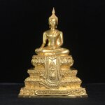 พระพุทธสิงหธรรมมงคล ภปร. รุ่นแรก พุทธสมาคมแห่งประเทศไทย ในพระบรมราชูปถัมภ์ จัดสร้าง ปี2547 เนื้อโลหะผสมปิดทอง หน้าตัก 5 นิ้ว(1 ใน 1999 องค์)