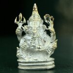 พระพิฆเนศ เทวสถานโบสถ์พราหมณ์ ปี 2539 รูปหล่อลอยองค์เนื้อเงิน 99.9% (พ่นทรายขัดเงาบางส่วน) พิมพ์เล็ก(ขนาดประมาณ 1.3 * 0.8 ซม.) พร้อมกล่องบรรจุเดิมครบ ผลิตโดย บ.แพรนด้า จิวเวลรี่(สภาพสวยเดิม พิธีใหญ่ พุทธศิลป์งดงาม)