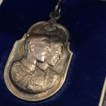 เหรียญสองพระองค์พระราชทาน ภปร. สก. เนื้อเงิน ปี2535 สภาพสวยผิวเดิมพร้อมกล่องเดิมๆ (หายาก)